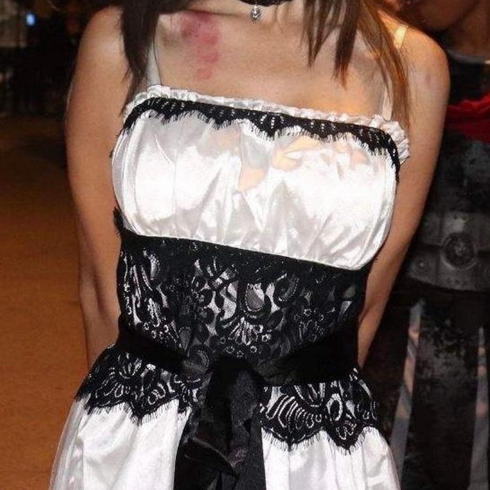 Black & white lace dress
*Jennifers body vibe*
